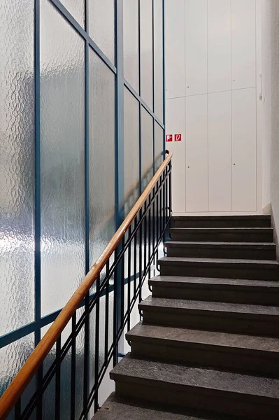 Nagy Középület Belső Folyosó Vagy Folyosó Lépcsővel Vagy Lépcsővel Emberek — Stock Fotó