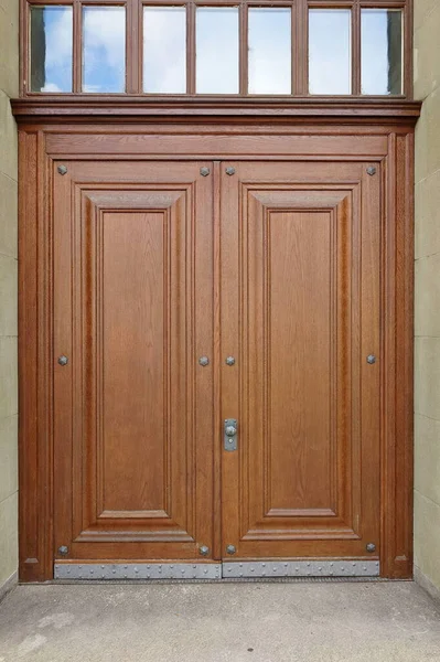 Large Old Fashioned Hardwood Closed Wooden Door Large Public Building — Stock Photo, Image