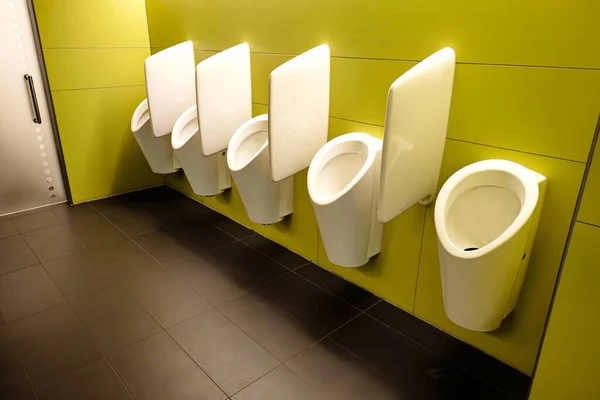 Men Public Toilet Row Urinals Yellow Walls People — Stock Photo, Image