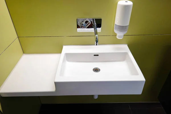 Toaleta Publiczna Umywalką Kran Dozownik Mydła Bliska Bez Ludzi Zdjęcie Stockowe