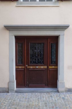 Güzel eski ahşap giriş kapısı. Geniş kapı, dış çekim, insan yok, Avrupa.