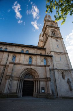 03-08-2023 Zürih şehri İsviçre. Grossmunster Kilisesi 'nin alçak ve geniş açılı manzarası güneşli yaz günü, mavi gökyüzü, insan yok..