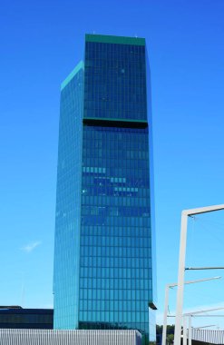 11-08-2023 Zürih şehri İsviçre. Prime Tower modern cam yüksek katlı ofis binası. Düşük açı, güneşli yaz günü, insan yok..