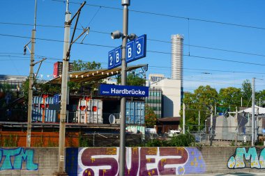 11-08-2023 Zürih şehri İsviçre. Hardbrucke tren istasyonu tabelası ve platform tabelaları. Güneşli bir yaz günü, arka planda şehir binası, insan yok.