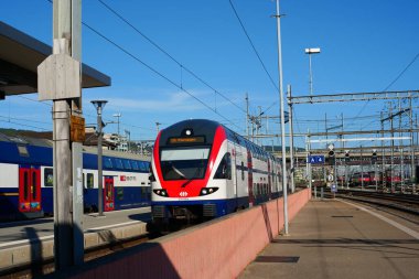 İsviçre 'nin Zürih kentindeki Hardbrucke tren istasyonundaki bir platformda 11-08-2023 Yolcu treni lokomotifi. Güneşli yaz günü, kimse yok.