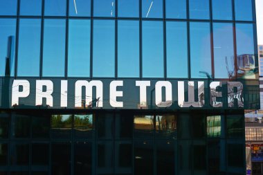 11-08-2023 Zürih şehri İsviçre. Prime Tower giriş işareti ya da harf. Modern cam yüksek katlı ofis binası, insan yok.