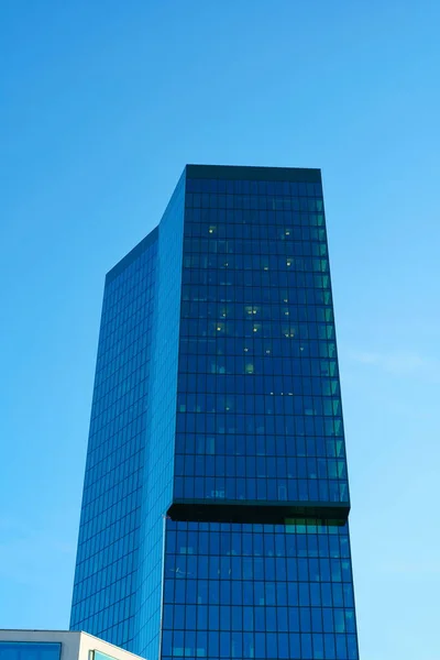 2023 チューリッヒ市 スイス プライムタワーモダンなガラス高層オフィスビル 低い角度 晴れた夏の日 人なし — ストック写真