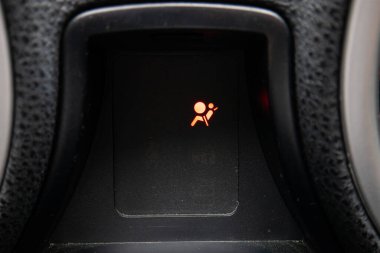 Gösterge panelinde modern araba emniyet kemeri uyarı ışığı. Yakın çekim, insan yok..