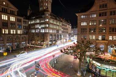 Kalabalık şehir kavşağında ya da Avrupa 'nın bir şehrinde gece yarısı trafik ışıkları yanar. Üst geçit görüntüsü, uzun pozlama, insan yok..