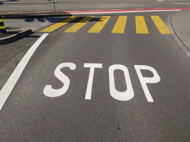 Avrupa 'da bir sokak şeridinde, kavşağın yanındaki yaya geçidinin yanında 
