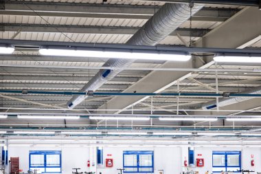 Sanayi bölgesindeki tavanlı metal havalandırma boruları. Düşük açı, insan yok.