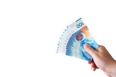 Yüz İsviçre frangı nakit para ya da beyaz erkek eli tarafından tutulan banknotlar. Stüdyo çekimini kapat, beyaz arkaplan
