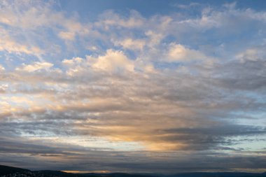 Pembe bulutlar, erken yaz sabahı gökyüzü