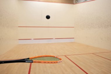 Tenis raketi ve top sahada, top raketten sekiyor.