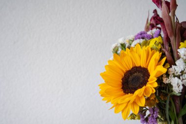 Renkli, çeşitli çiçek buketi beyaz arka planda, insan yok..