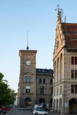 28-08-2024 Zürih, İsviçre. Zürih Stadthaus veya belediye binası ve eski kumaş kule binası.