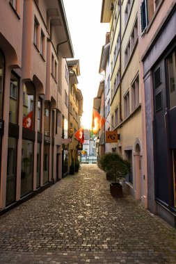 28-08-2024 Zürih, İsviçre. Eski şehrin ünlü dar alışveriş caddeleri. Yaz sabahının erken saatlerinde, hiç kimse.