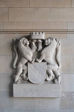 28-08-2024 Zürih, İsviçre. Şehir arması ya da Zürih 'in kolları. Wasserkirche şehir merkezinde taş oyulmuş şehir sembolü.