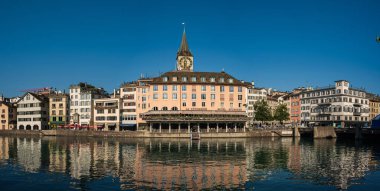 28-08-2024 Zürih, İsviçre. Storchen Otel ve Feribot Terminali 'nin Riverside manzarası. Güneşli yaz günü, panoramik manzara, arka planda Aziz Peter kilisesi saat kulesi..
