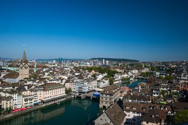 28-08-2024 Zürih, İsviçre. Limmat nehrinin, Storchen otelinin, belediye binasının ve arka plandaki Prime Tower 'ın havadan görüntüsü. Güneşli yaz günü, açık gökyüzü.