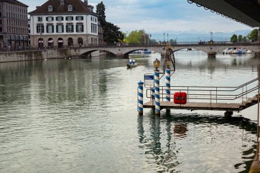 03-09-2024 Zürih, İsviçre. Bir yaz sabahı Limmat nehrindeki Storchen feribot terminali..