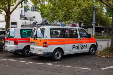 03-09-2024 Zürih, İsviçre. Şehir merkezinin yakınına park etmiş polis minibüsleri, kimse yok..