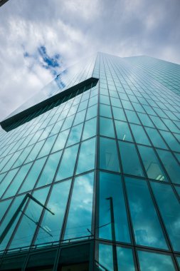 03-09-2024 Zürih, İsviçre. Prime Tower 'ın gökdelen binasının manzarasına bakıyorum. Düşük perspektif, geniş açı, bulutlu yaz gökyüzü, insan yok.