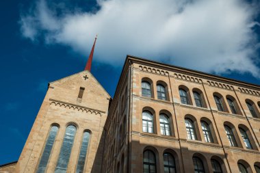 Geniş açı, İsviçre 'nin Zürih kentindeki Grossmunster kilisesine bakıyor. Güneşli yaz sabahı, kimse yok..