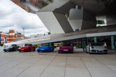 14-09-2024, Stuttgart, Almanya. Porsche Müzesi girişi. Modern 911 araba aralığının görüntüsü, insan yok..
