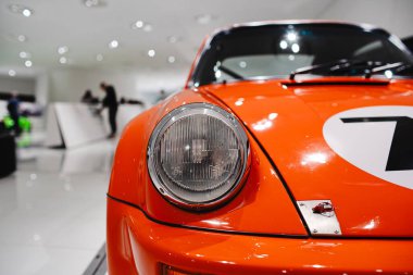 14-09-2024, Stuttgart, Almanya. Porsche Müzesi. Porsche 011 far ünitesi. Yakın çekim, alanın derinliği