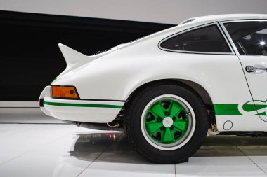 14-09-2024, Stuttgart, Almanya. Porsche Müze Sergi Salonu. Beyaz G serisi 911 Carrera 2.7 RS
