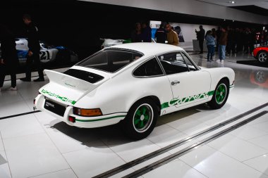 14-09-2024, Stuttgart, Almanya. Porsche Müze Sergi Salonu. Beyaz G serisi 911 Carrera 2.7 RS