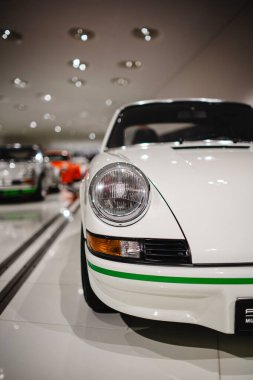 14-09-2024, Stuttgart, Almanya. Porsche Müzesi. Porsche 011 far ünitesi. Yakın çekim, alanın derinliği