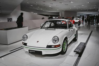 14-09-2024, Stuttgart, Almanya. Porsche Müze Sergi Salonu. Beyaz G serisi 911 Carrera 2.7 RS.