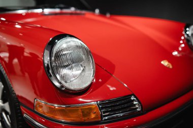 14-09-2024, Stuttgart, Almanya. Porsche Müzesi. Porsche 011 far ünitesi. Yakın çekim, alanın derinliği