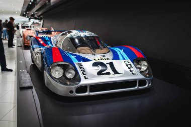 14-09-2024, Stuttgart, Almanya. Porsche Müze Sergi Salonu. Martini ahırı 917 LH veya uzun kuyruklu Le Mans yarış arabası ön görüntüsü.
