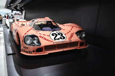 14-09-2024, Stuttgart, Almanya. Porsche Müzesi. 19717 / 20 Pembe yarış arabası Büyük Bertha ya da Dicke Berta olarak bilinir..