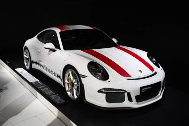 14-09-2024, Stuttgart, Almanya. Porsche Müze Sergi Salonu. Tip 991.1 911 R ekranda.