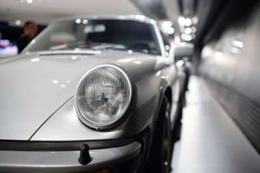 14-09-2024, Stuttgart, Almanya. Porsche Müzesi. Porsche 011 far ünitesi. Yakın çekim, alanın derinliği