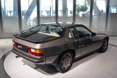 14-09-2024, Stuttgart, Almanya. Porsche Müzesi. 1970 model Porsche 944, kahverengi..
