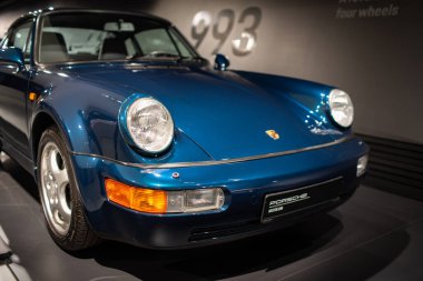 14-09-2024, Stuttgart, Almanya. Porsche Müzesi. Tip 994 Porsche 911 turbo mavi.