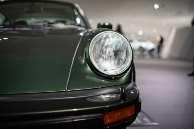 14-09-2024, Stuttgart, Almanya. Porsche Müzesi. Porsche 011 far ünitesi. Yakın çekim, alanın derinliği