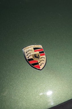 14-09-2024, Stuttgart, Almanya. Porsche Müzesi. 911 'in kaputunda Porsche rozeti arması, yakın çekim, üst görüş, insan yok..