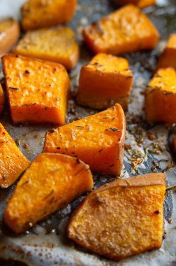 Ev yapımı, fırında kızartılmış ve baharatlı balkabağı. Yakın çekim, üst görüş, insan yok..