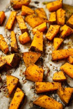 Ev yapımı, fırında kızartılmış ve baharatlı balkabağı. Yakın çekim, üst görüş, insan yok..