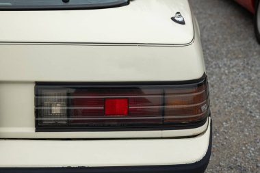 Eski araba arka veya arka farlar. Yakın çekim, insan yok..