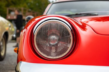 Klasik araba farları ya da far ünitesi. Yakın çekim, sığ alan derinliği, insan yok..