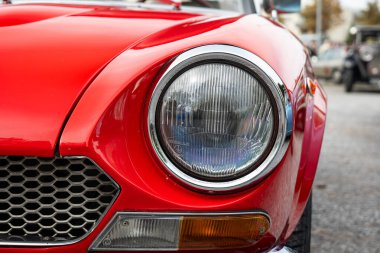 Klasik araba farları ya da far ünitesi. Yakın çekim, sığ alan derinliği, insan yok..