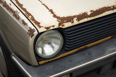 Eski, paslı araba gövde panelleri. Eski bir arabanın pas bantlarını yakın çekim, insan yok..