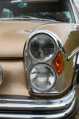 Klasik araba farları ya da far ünitesi. Yakın çekim, sığ alan derinliği, insan yok..